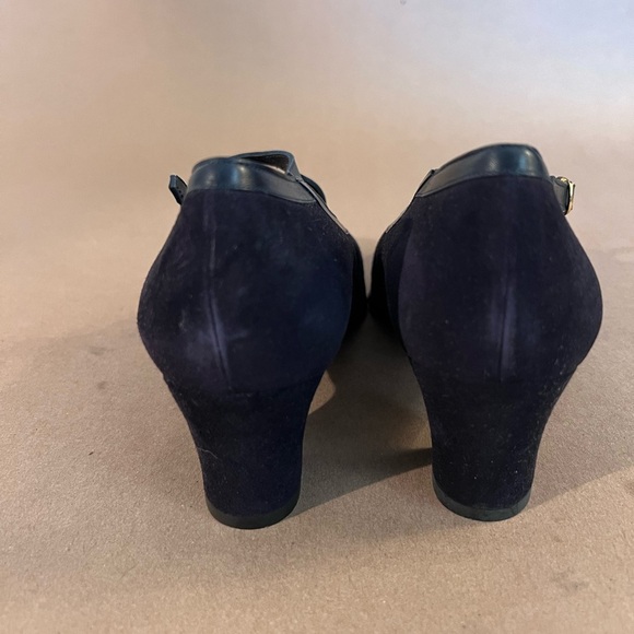 Yanko Navy Blue Suede Gold Buckle Made In Spain Block Heels Women’s 7.5 M - Picture 3 of 11